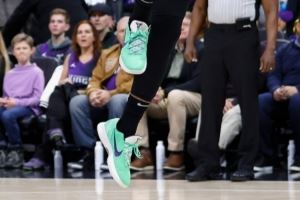 德罗赞：我打球从不系鞋带 小时候怕把鞋弄皱了就不系 后来习惯了