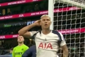 库杜斯头球被神扑，理查利森与其同时抢点撞到头部起身感觉有点懵