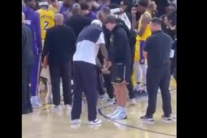 高尔夫上瘾！暂停期间 詹姆斯和里夫斯边讨论边演示推杆动作