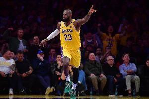 A-史密斯：詹姆斯挣多少钱都是他应得的 他在NBA挣得太少了