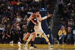 媒体人：杨瀚森要更能跑更能怼 跟得上顶得住时 犯规自然能控制了