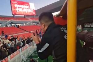 冲超成功！辽宁铁人赛后花车巡游，主帅李金羽与球迷激情互动