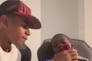 亚马尔晒与弟弟唱歌视频，两人同唱夏奇拉歌曲《Waka Waka》