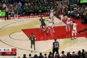 给新秀开课！字母哥背打博伊尔斯轻松双手暴扣终结