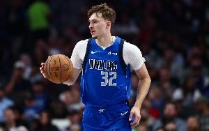 诺维茨基寄语弗拉格:无论输赢都要保持积极态度 抬起头继续努力 诺维茨基寄语弗拉格:无论输赢都要保持积极态度 抬起头继续努力